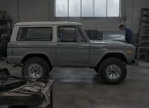 Asta Mecum e BaT presentano due Bronco vintage con V8 Coyote