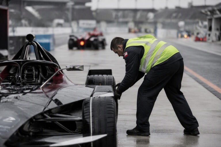 Bridgestone firma accordo fino al 2030 per le gomme della Formula E