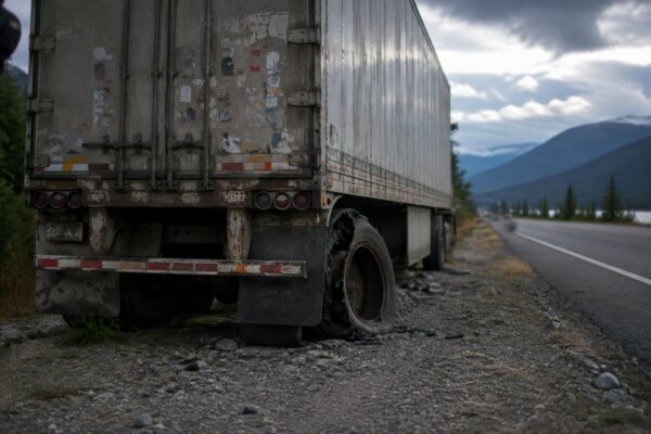 Camion con carrozzeria di ricambio e bambino non allacciato fermato a BC