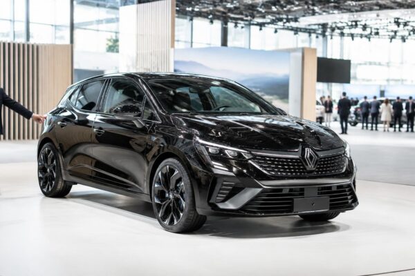 Clio E-Tech Hybrid 160 Esprit Alpine: costi, dotazioni e impatto delle regole UE