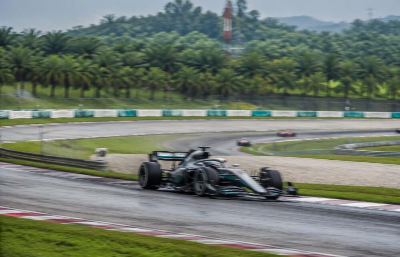 Qualifica record a Sepang: Verstappen supera Hamilton e la concorrenza