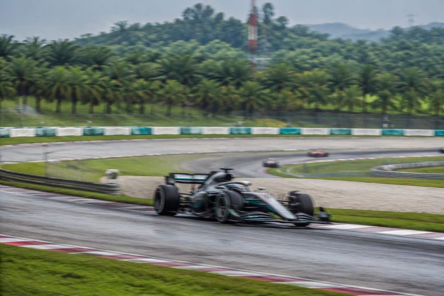 Qualifica record a Sepang: Verstappen supera Hamilton e la concorrenza