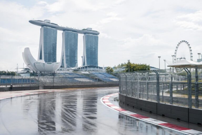 Qualifiche GP Singapore rinviate di 30 minuti a causa della pioggia