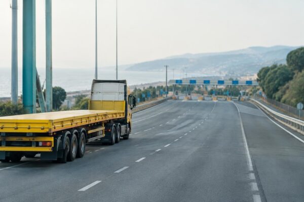 Rivolta dei tir nel Mezzogiorno: code, porti chiusi e scaffali vuoti