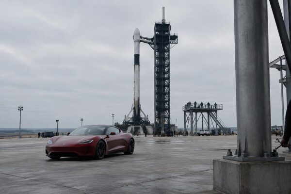 Roadster di Tesla decolla: l'auto che vola grazie a SpaceX