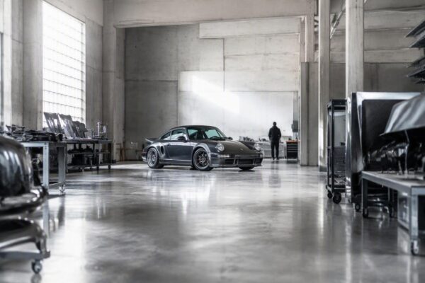 Porsche 964 Restomod: Pogea's Carbon-Fiber Masterpiece with 500 CV