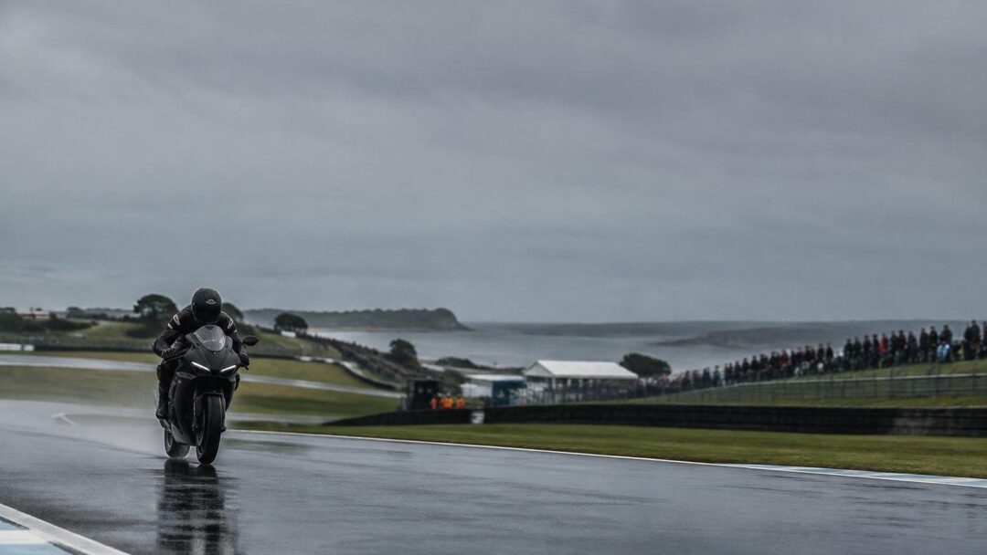 Marquez wins title, Martin injured in dramatic Phillip Island sprint
