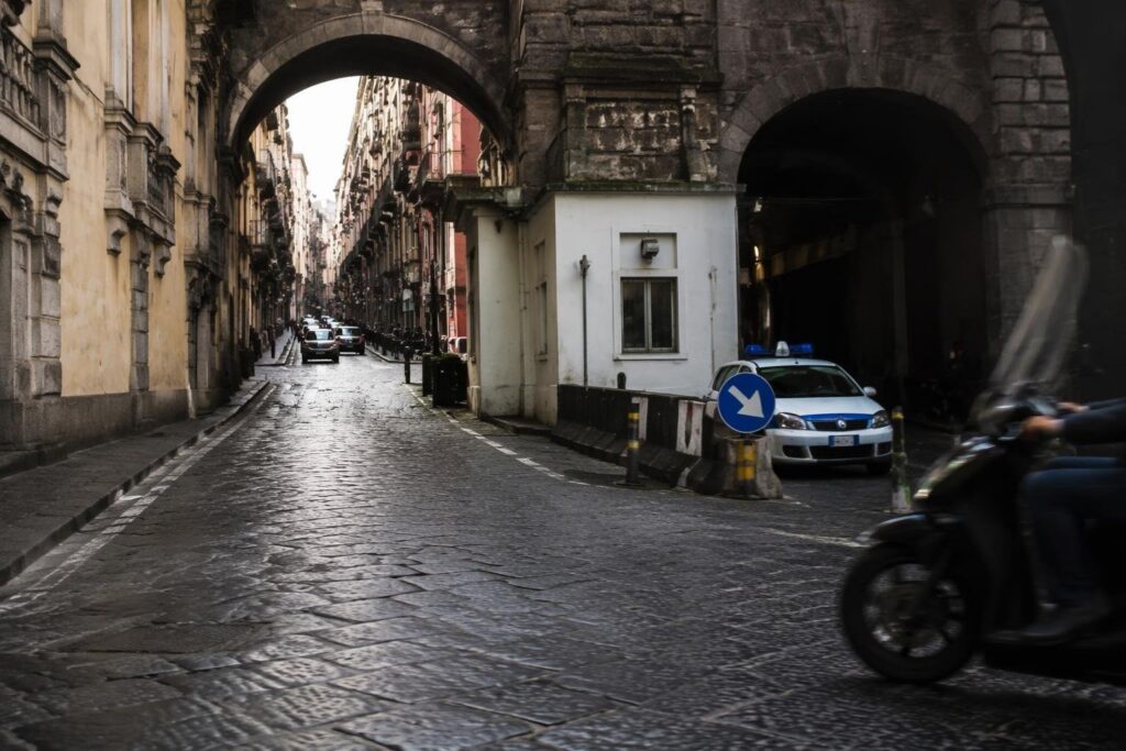 Fuga ad alta velocità nel centro storico di Napoli: due centauri fermati