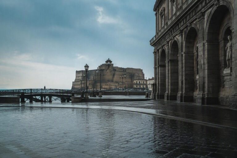 Allerte meteo a Napoli: come leggere i codici e cosa fare