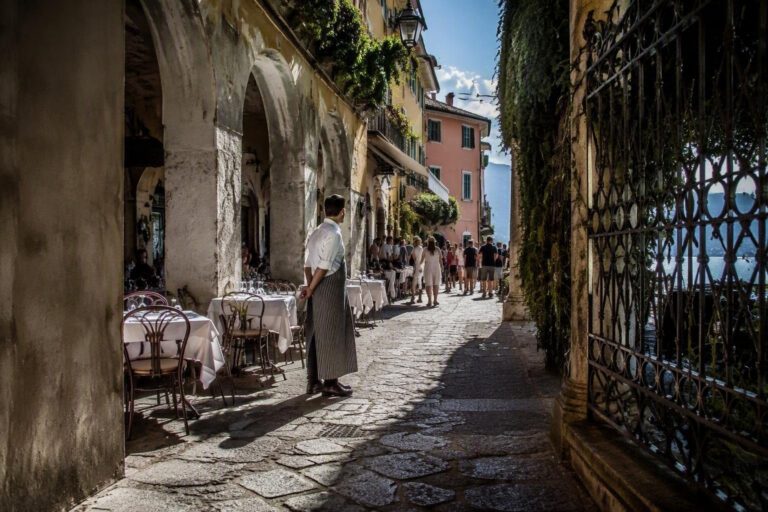 Bellagio: quando i tavoli dei ristoranti invadono i portici