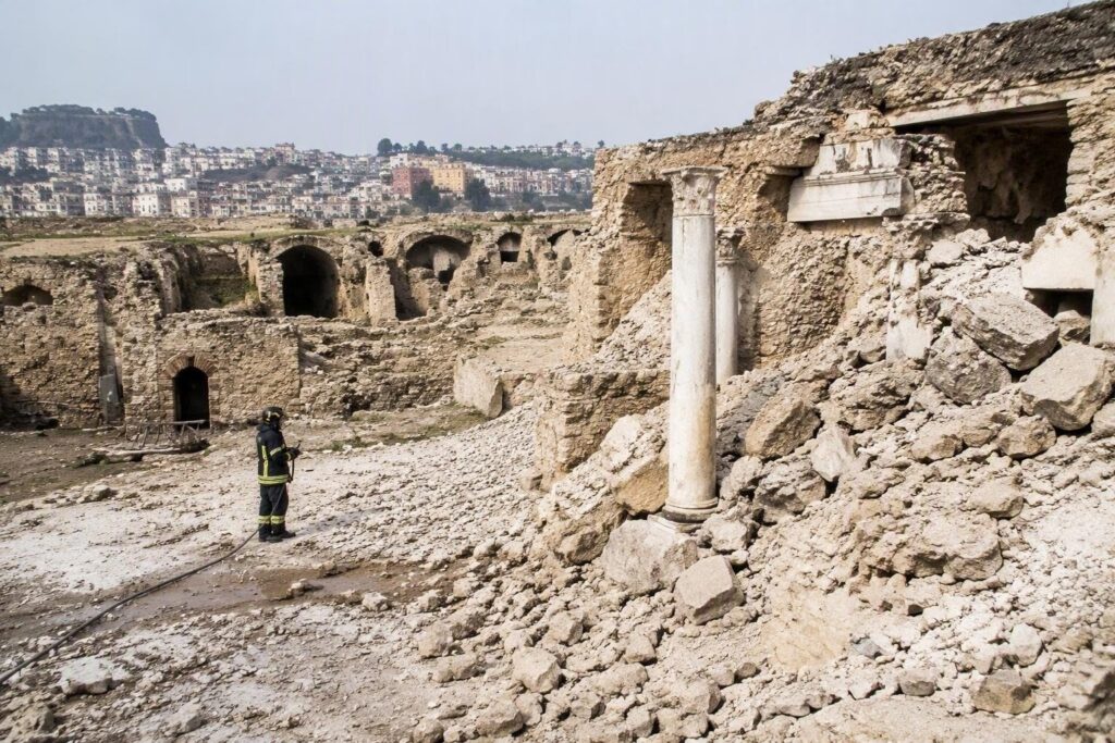 Emergenza bradisismo a Pozzuoli: edifici sgomberati e crolli alla necropoli