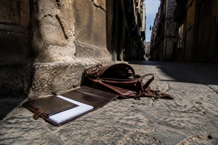 Furti a Napoli: denuncia immediata, consolati e assicurazioni senza perdite di tempo