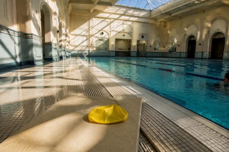 Guida al nuoto e ai tuffi a Napoli: piscine, lidi e corsi