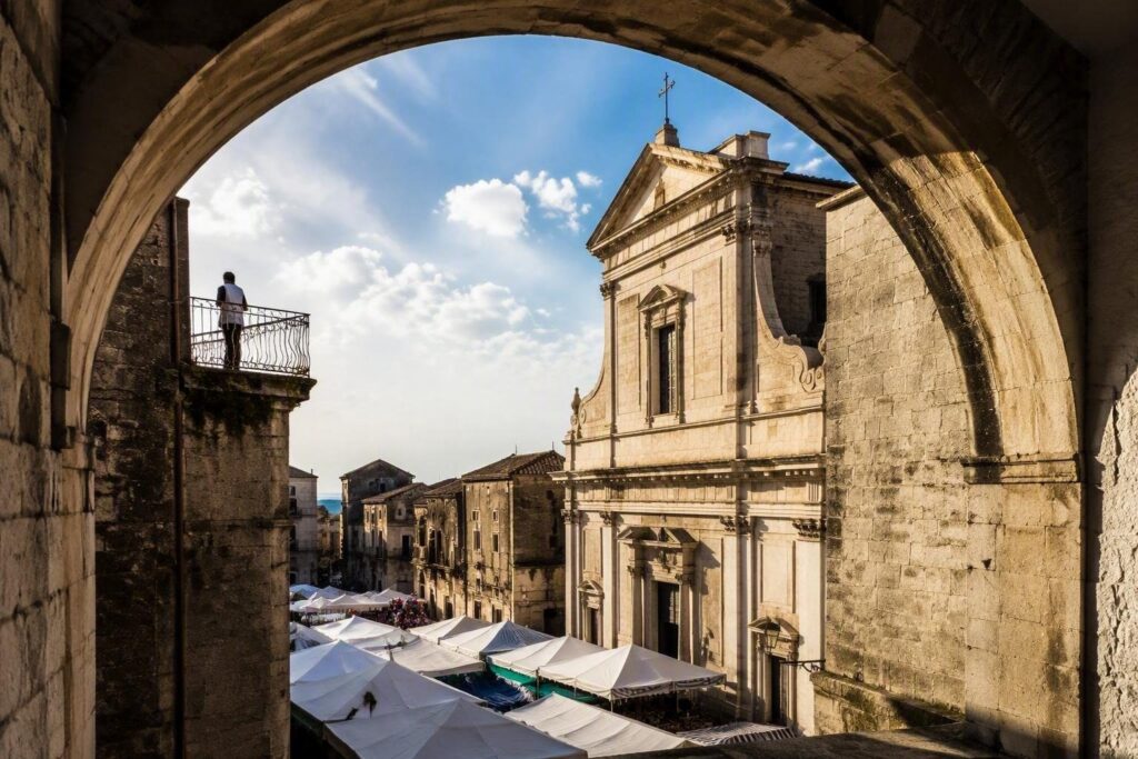 Malore durante la Festa dell’Annunziata: l’intervento salvifico dei volontari