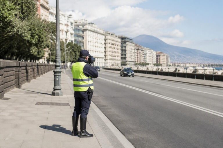 Autovelox a Napoli: funzionamento, normativa e differenze tra fissi e mobili