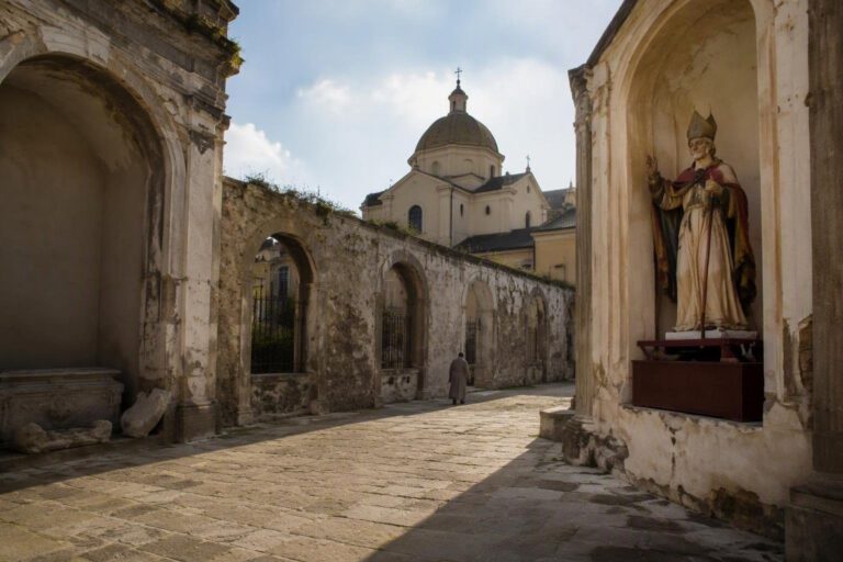 Celebrazioni di San Gennaro sul sagrato: il parroco risponde al terremoto
