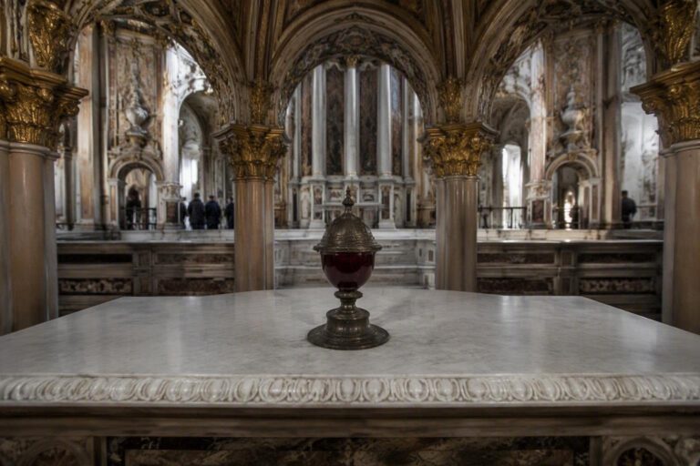 Il sangue di San Gennaro si scioglie di nuovo nel Duomo di Napoli