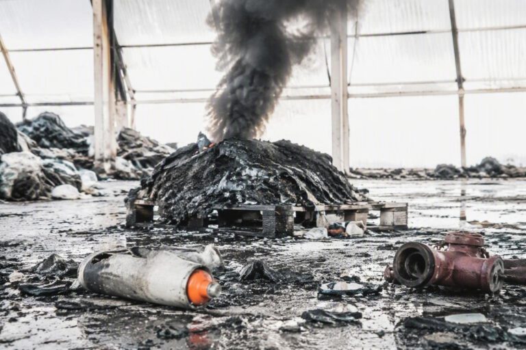 Incendio in un deposito di rifiuti ad Airola: allarme per la colonna di fumo nero