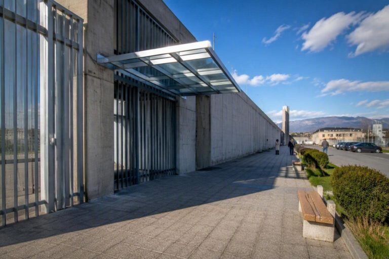 Pensilina alluminio per visite dei familiari al carcere di Fuorni