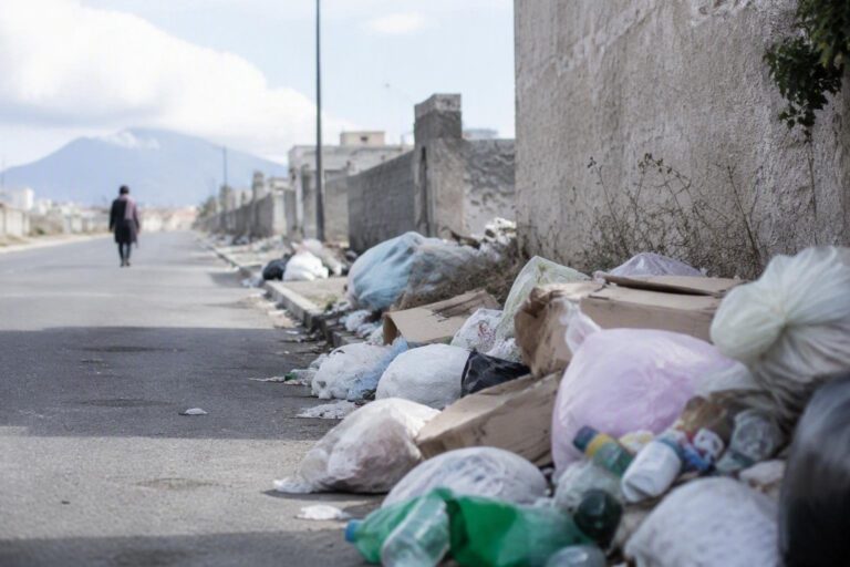 Rifiuti abbandonati a Ercolano: la rabbia dei cittadini per l’inquinamento vicino al Vesuvio