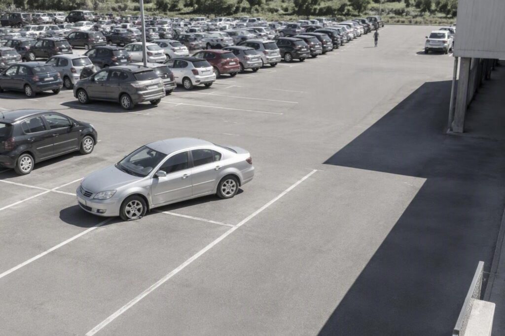 Tecnica di furto con foratura gomme nel parcheggio MD di Caserta
