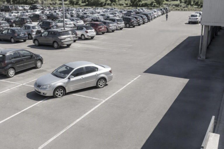 Tecnica di furto con foratura gomme nel parcheggio MD di Caserta