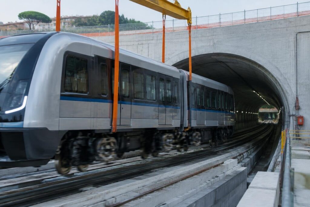 Arrivano i primi convogli Hitachi sulla linea 6, attese più brevi