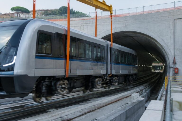Arrivano i primi convogli Hitachi sulla linea 6, attese più brevi