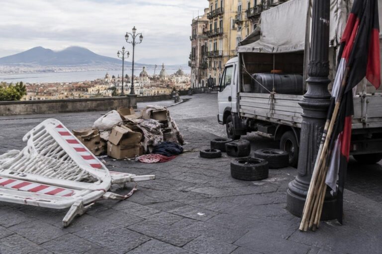 Blocchi a Napoli: sfollati di Pozzuoli e autotrasportatori in piazza