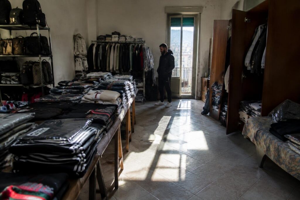 Centinaia di vestiti falsi sequestrati a San Giorgio a Cremano