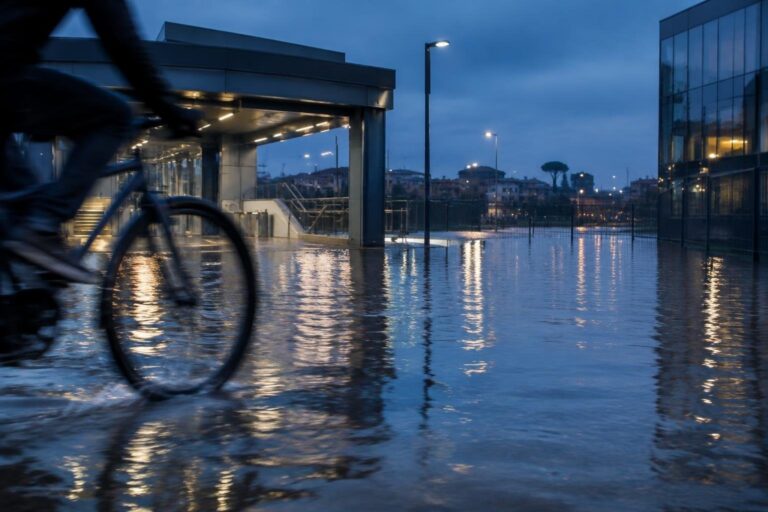 Chiusa la Giustizia di Afragola e la stazione allagata: doppio scandalo