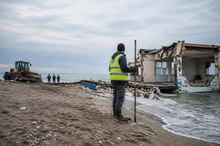 Cinque edifici abusivi abbattuti a Destra Volturno con il sostegno della Regione