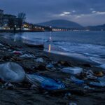 Emergenza rifiuti a Pozzuoli: la spiaggia di via Napoli invasa
