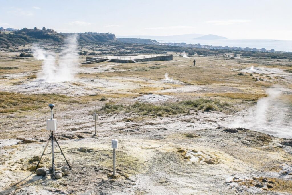 Flusso di CO₂ raddoppiato a Pisciarelli e bradisismo a 10 mm/mese