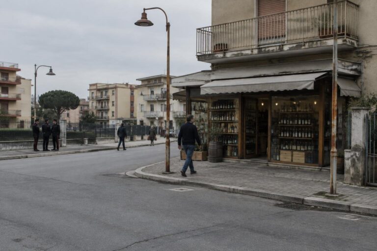 Fuga dagli arresti domiciliari per una bottiglia di vino a Casoria