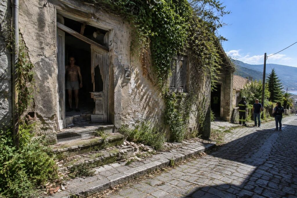 Intervento congiunto di Vigili del Fuoco e servizi sociali per Salvatore
