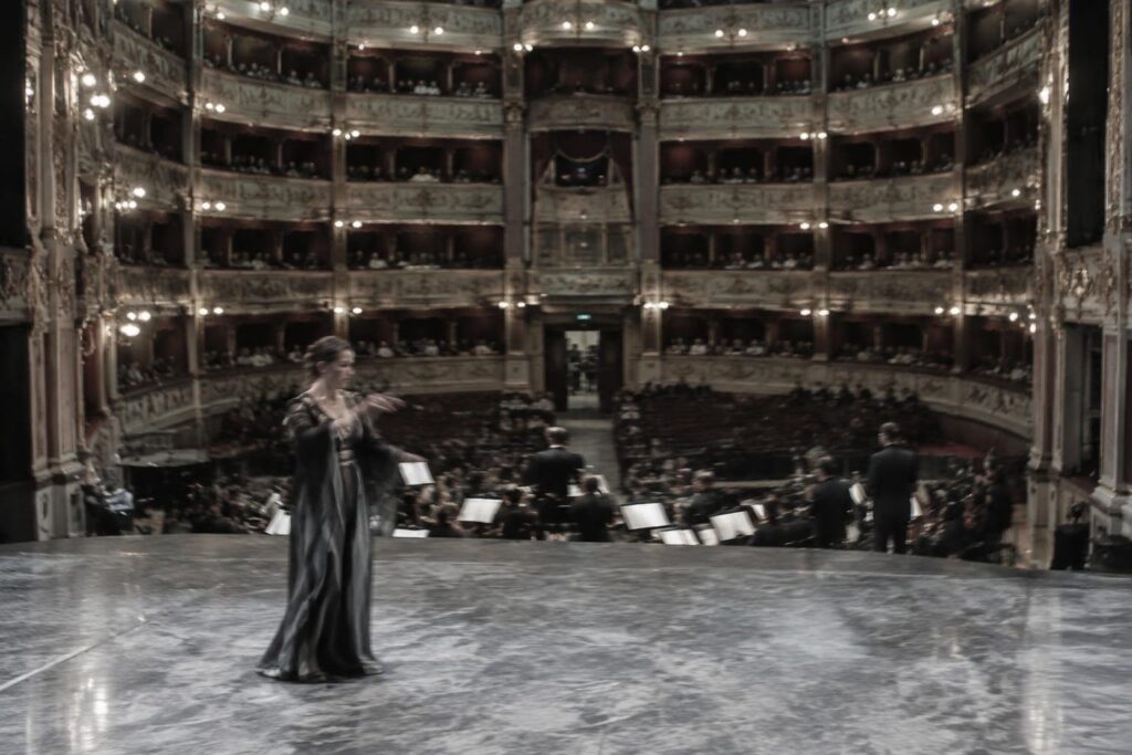 Spettacolo di Ornella Vanoni a Napoli: dialogo vivo con Pacifico