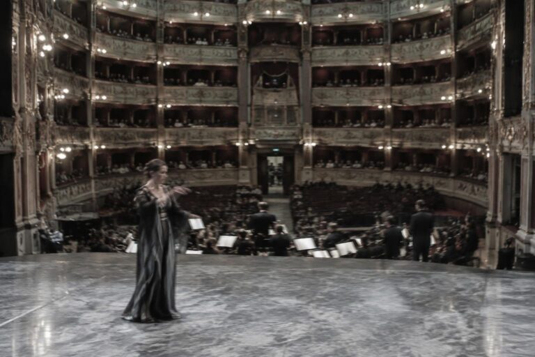 Spettacolo di Ornella Vanoni a Napoli: dialogo vivo con Pacifico