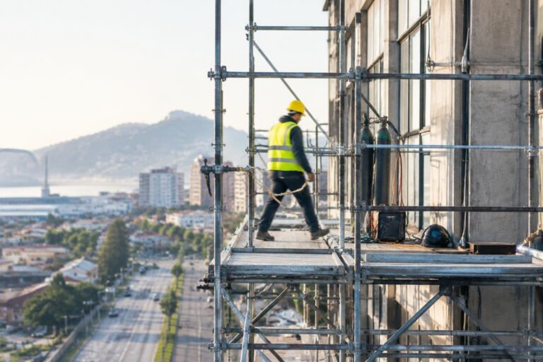 Tragedia sul cantiere di Bagnoli: operaio cade da sette metri