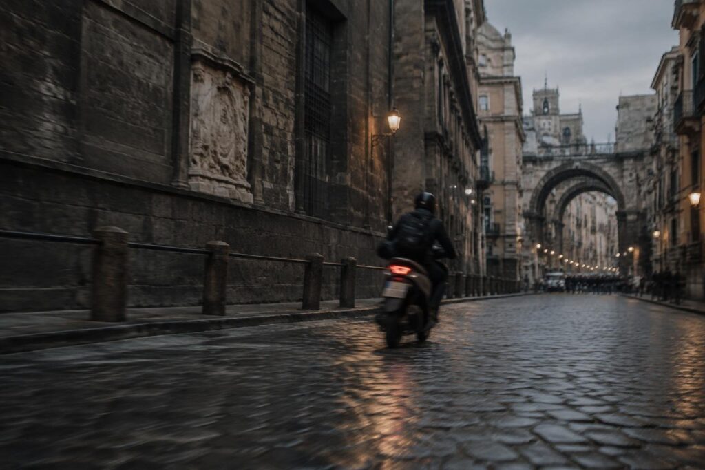 Uccisione a coltellate a Napoli, sospetta rapina nel centro storico