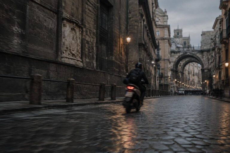 Uccisione a coltellate a Napoli, sospetta rapina nel centro storico