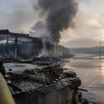 Vigili del fuoco combattono il rogo in via Brin: sospesa la viabilità