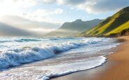 Rifiuti accumulati su una spiaggia affollata