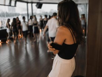Phone-free habits for a better clubbing experience