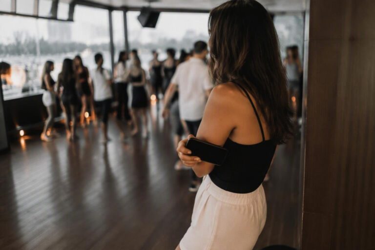 Phone-free habits for a better clubbing experience