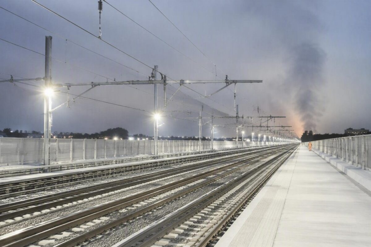 Major Rail Disruptions in London Due to Grass Fire Near Paddington
