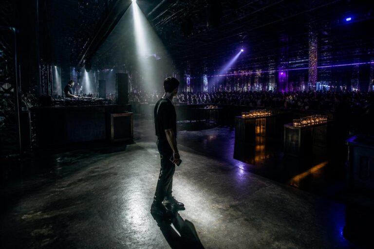 Social media aware clubbing