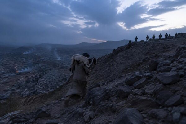 Front-line civilians endure bombardment near Taiz, Yemen