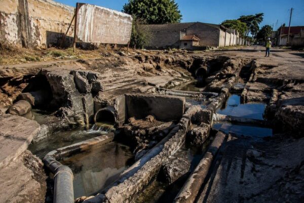 Como a ausência de saneamento básico afeta a economia local e a saúde pública