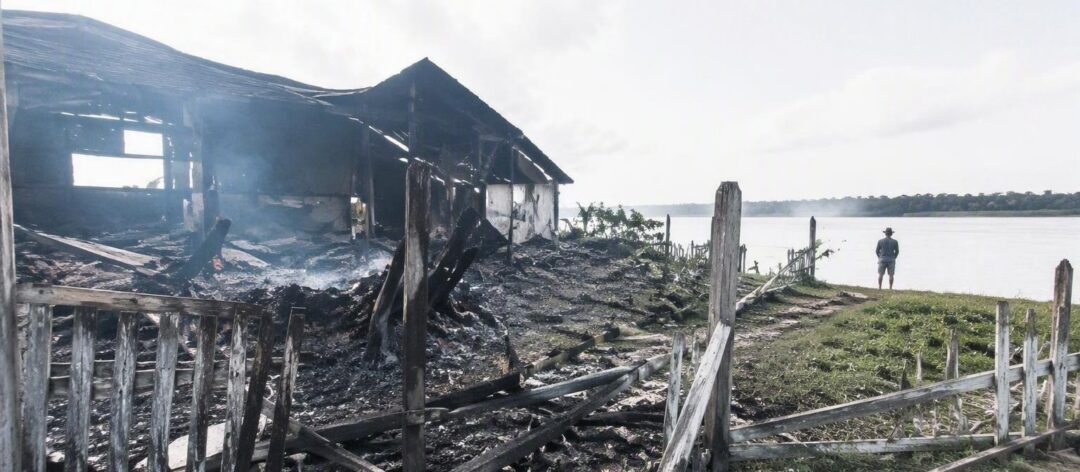 Fogo de grandes proporções atinge serraria no Rio Macujubim, em Breves